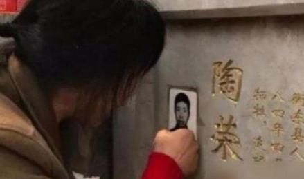 1984年，一战士壮烈牺牲，其新婚20天的妻子拒绝改嫁，坚持生下遗腹子。35年后