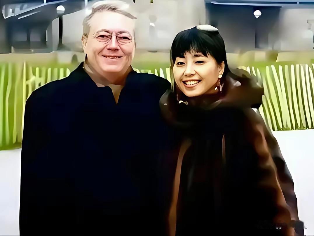 这张老照片里的两个人是歌唱家殷秀梅和她的法国丈夫菲利浦在三十多年前合影，目前两人