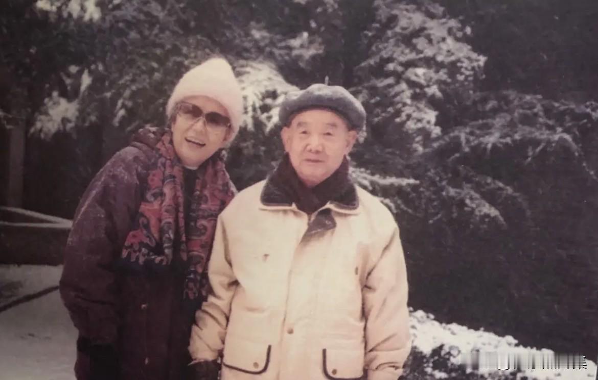 1997年元旦，何正文将军晚年与夫人万玲（万里委员长的妹妹）在家中温馨相伴的时刻