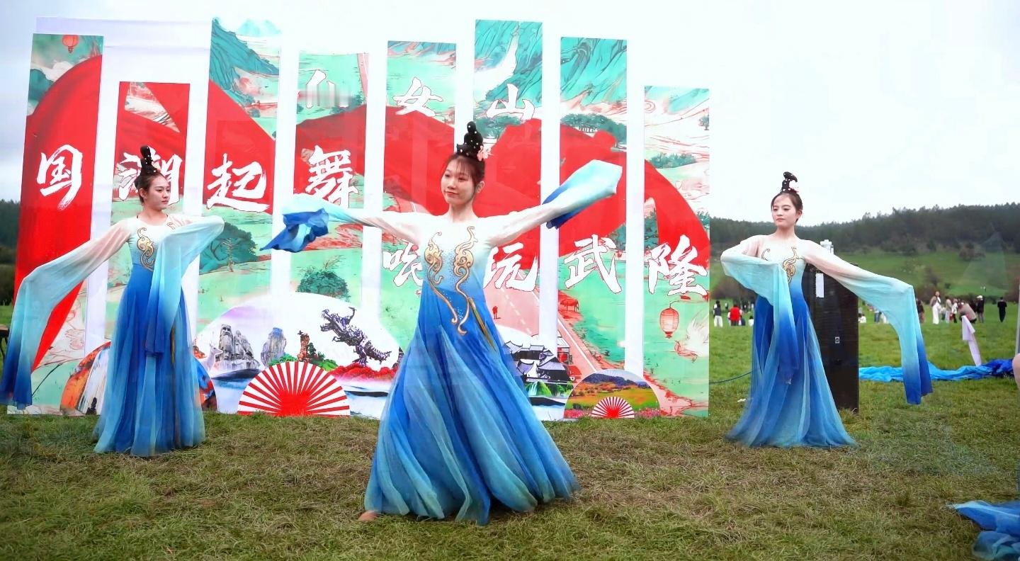 【重庆武隆景区拿捏国风氛围感】双节期间，武隆景区开启“国潮起舞·嗨玩武隆”主题系