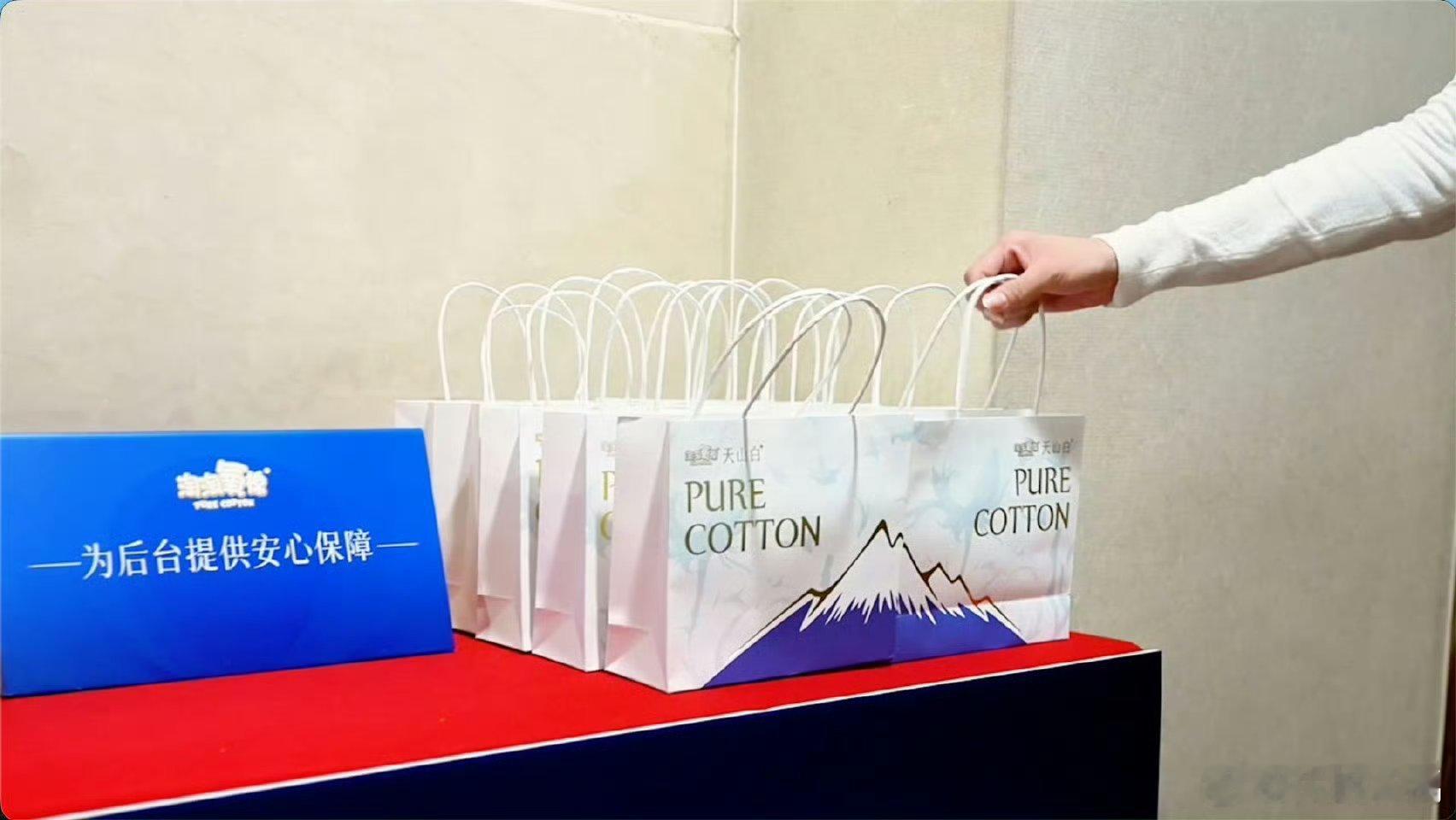 演出后台卫生巾聚光灯不会永远照亮角落，但这次，那个角落被看见了。一场演出下来，体