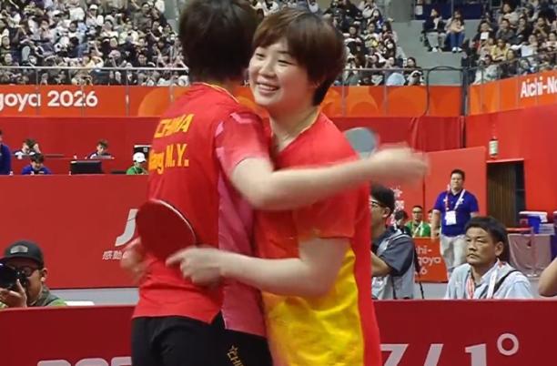 亚运会女双决赛，王曼昱/蒯曼大比分4:0横扫日乒夺冠，大家注意到王曼昱做出了一个