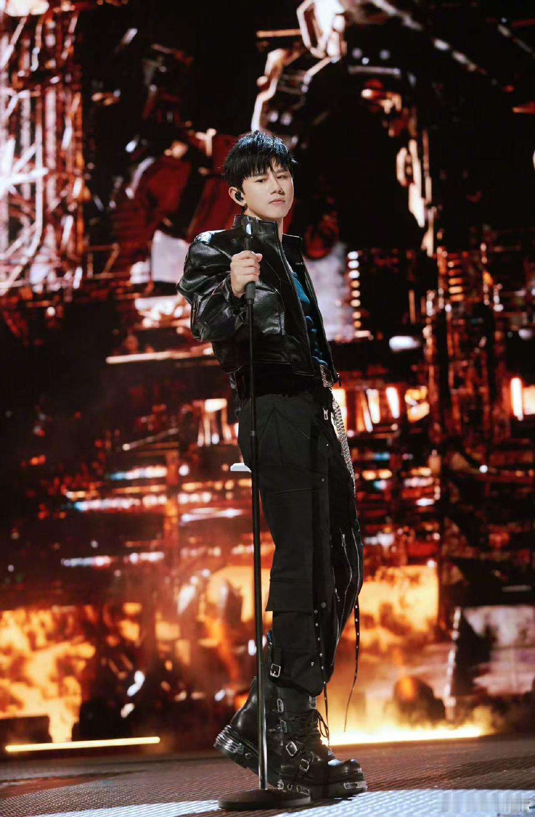 张杰解约案天价违约金是粉丝凑的张杰被做局了？对家翻旧账造谣，却看不见他实打实的实