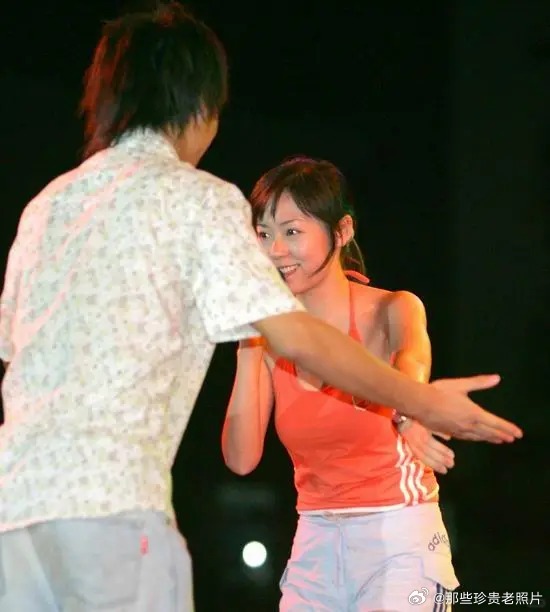 2005年9月，刚刚获得超女季军的张靓颖回到母校四川大学，参加了学校的迎新晚会。