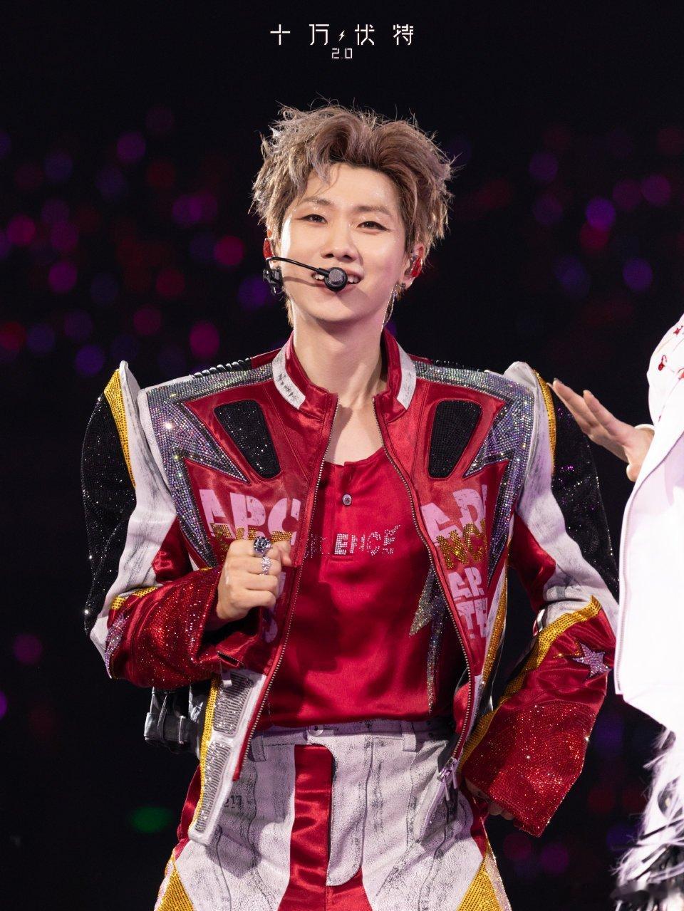 汪苏泷很满意他的兵探头招手竖拇指，汪苏泷的真诚太戳人了呀双向奔赴的真诚！汪苏泷和