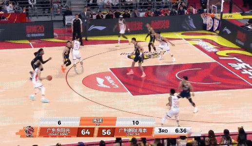 郭艾伦这打的就有点太心不在焉了，竟然被萨林杰抢断打了反击，一个顶级后卫竟然被对方