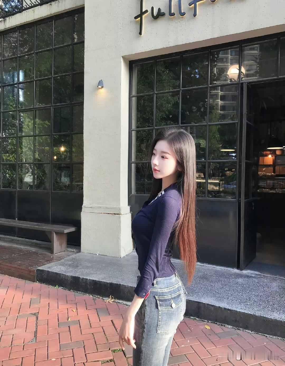 阳光下的温柔少女，咖啡馆前的静谧时光。