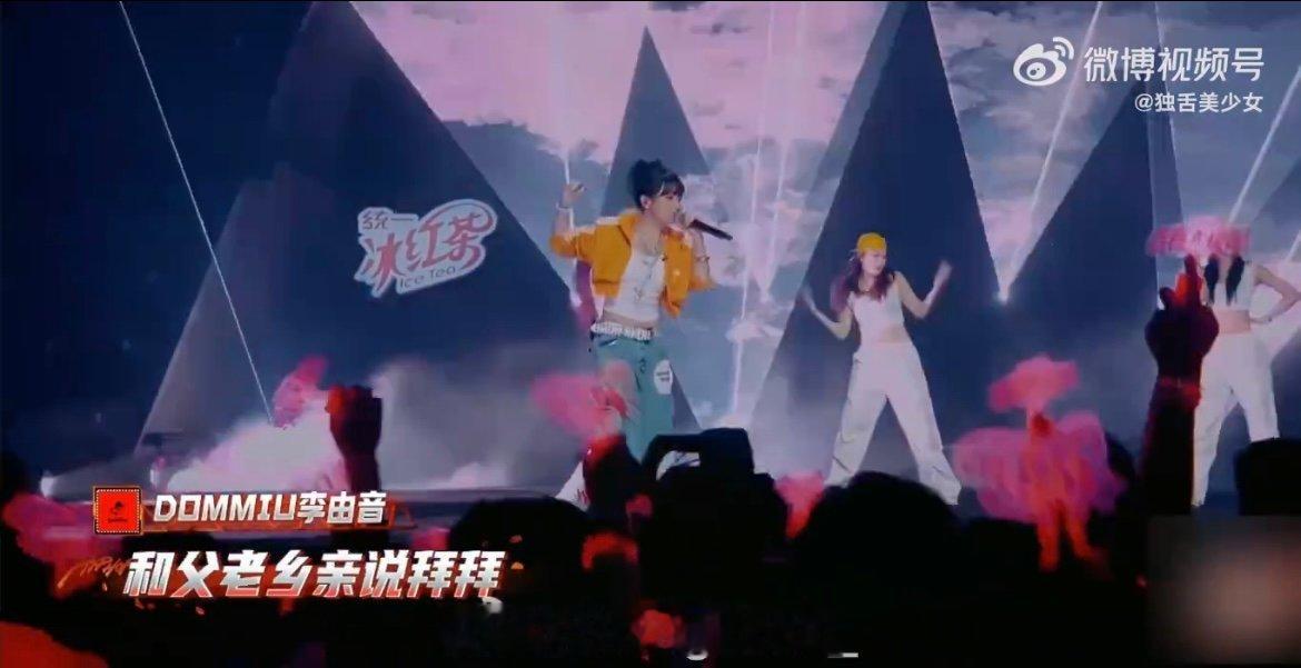李由音失误忘词李由音场场失误场场晋级 这首歌的bridge部分本是高光，她却忘词