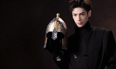 来看娱乐罗云熙定格恰好此刻罗云熙校服男大既视感镜头流转，光影之间，罗云熙的校服造