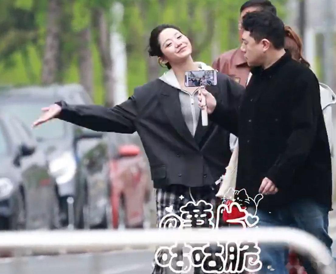乌兰图雅万千惠高踢腿乘风二公上班草原女神挑战高踢腿，痛到五官皱在一起，又好笑又有