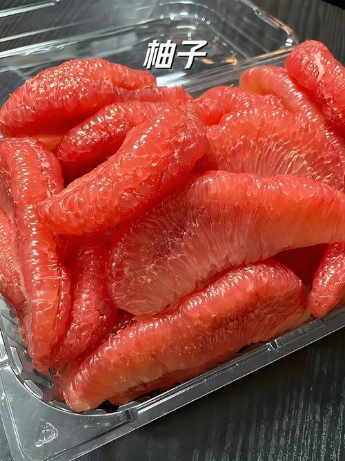 吃柚子的第一批受害者出现了不建议女性吃太多的柚子！因为柚子属于凉性的水果，如果吃