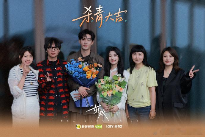 陈星旭卢昱晓杀青同框照陈星旭卢昱晓捧花照陈星旭卢昱晓杀青合照甜度爆表！网友：这C