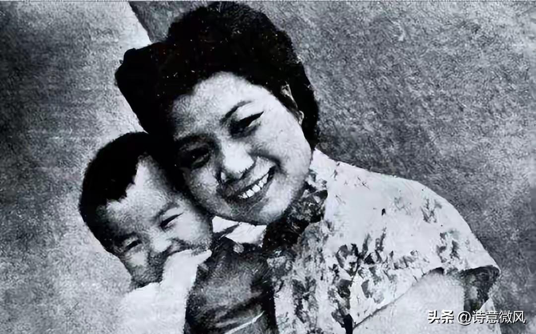 1953年，蒋中正接见戴家母子时的合影，戴笠儿媳丧夫丧子无依无靠。
 
照片里的