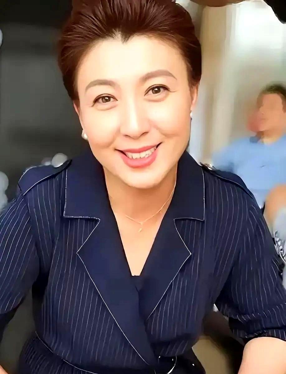 横店午休点刚过，闫学晶还顶着明制小翅膀在宫墙道具间直播推面膜，回放显示三小时里她