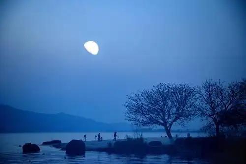 上联：月朗星稀，今夜断然不雨
下联：天高云淡，明日未必无风