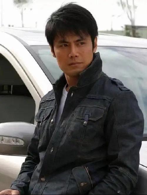 邵兵这就是年上的靠谱这是我的西游 邵兵先上去然后伸手一个个拉人的细节，说明他把照