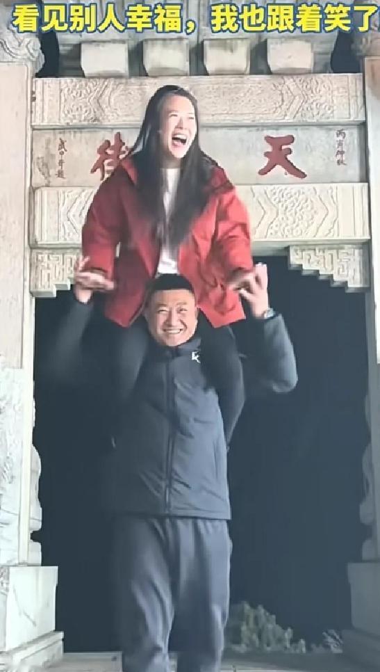 他们多幸福啊！人到中年明白了幸福很简单，知足常乐！当你仰望别人的时候，你也是别人