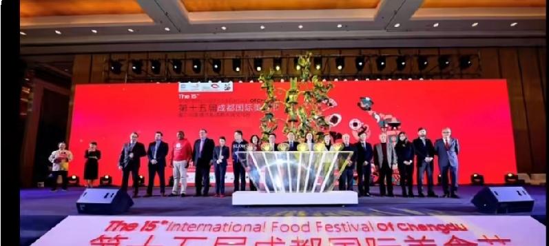 餐饮之光还是落日余晖?一句“我们都在，我们还在”，贾老板在成都发起的一场所谓餐饮