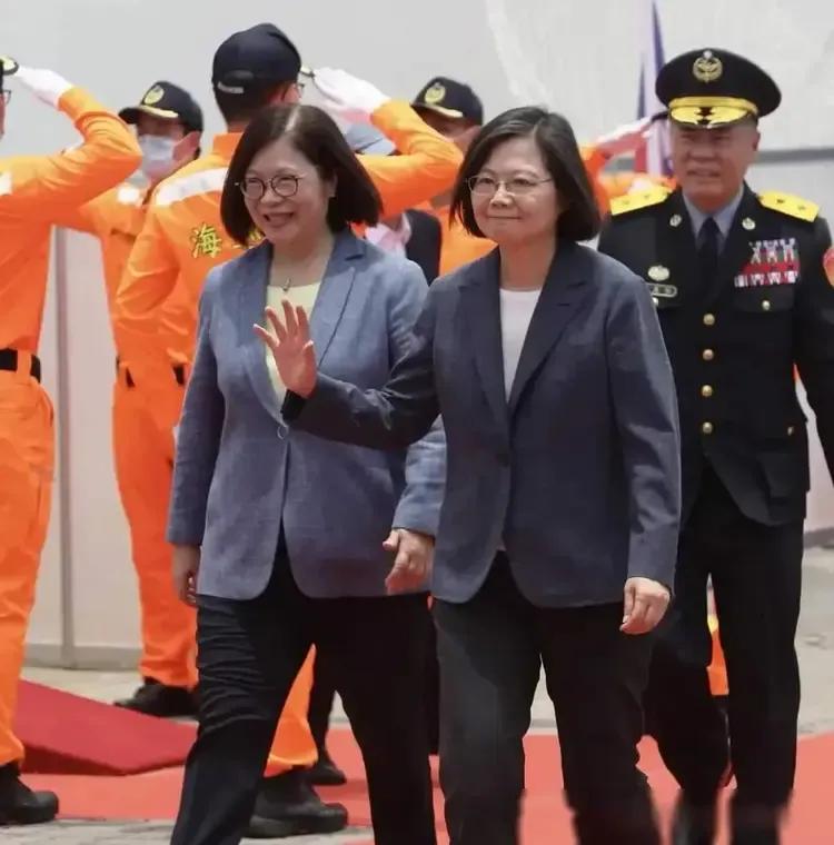 这是谁和谁呀？真相像，像一对姐妹花。
