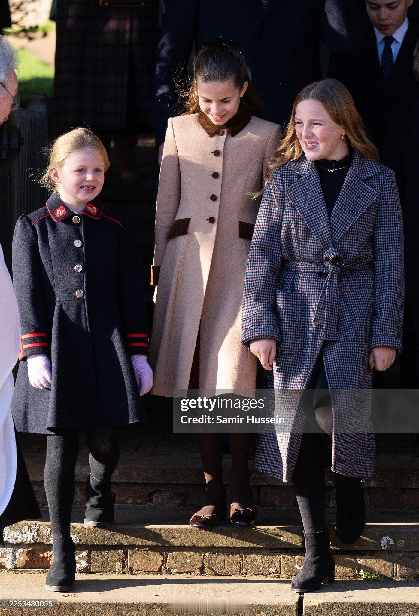 夏洛特公主  今年Mia Tindall还是和威尔士夏洛特公主一起走出教堂，多了