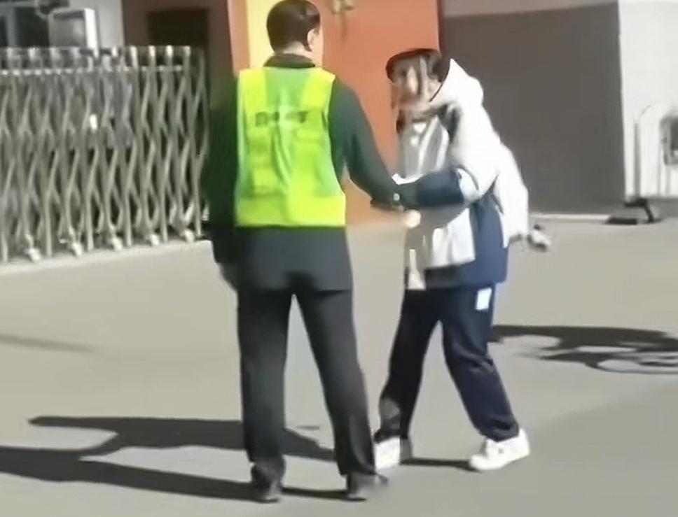 学生在校门口买个淀粉肠，是犯了什么弥天大错吗？至于要被如此对待吗？
有网友爆料1