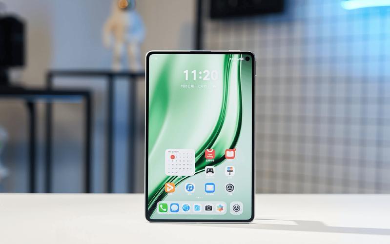 华为MatePad Mini这小玩意儿，简直是便携利器。它身材小巧，揣包里就能带