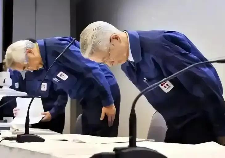 4月17日，日本海上自卫队“雷”号驱逐舰过航台湾海峡，从凌晨4时02分到下午5时