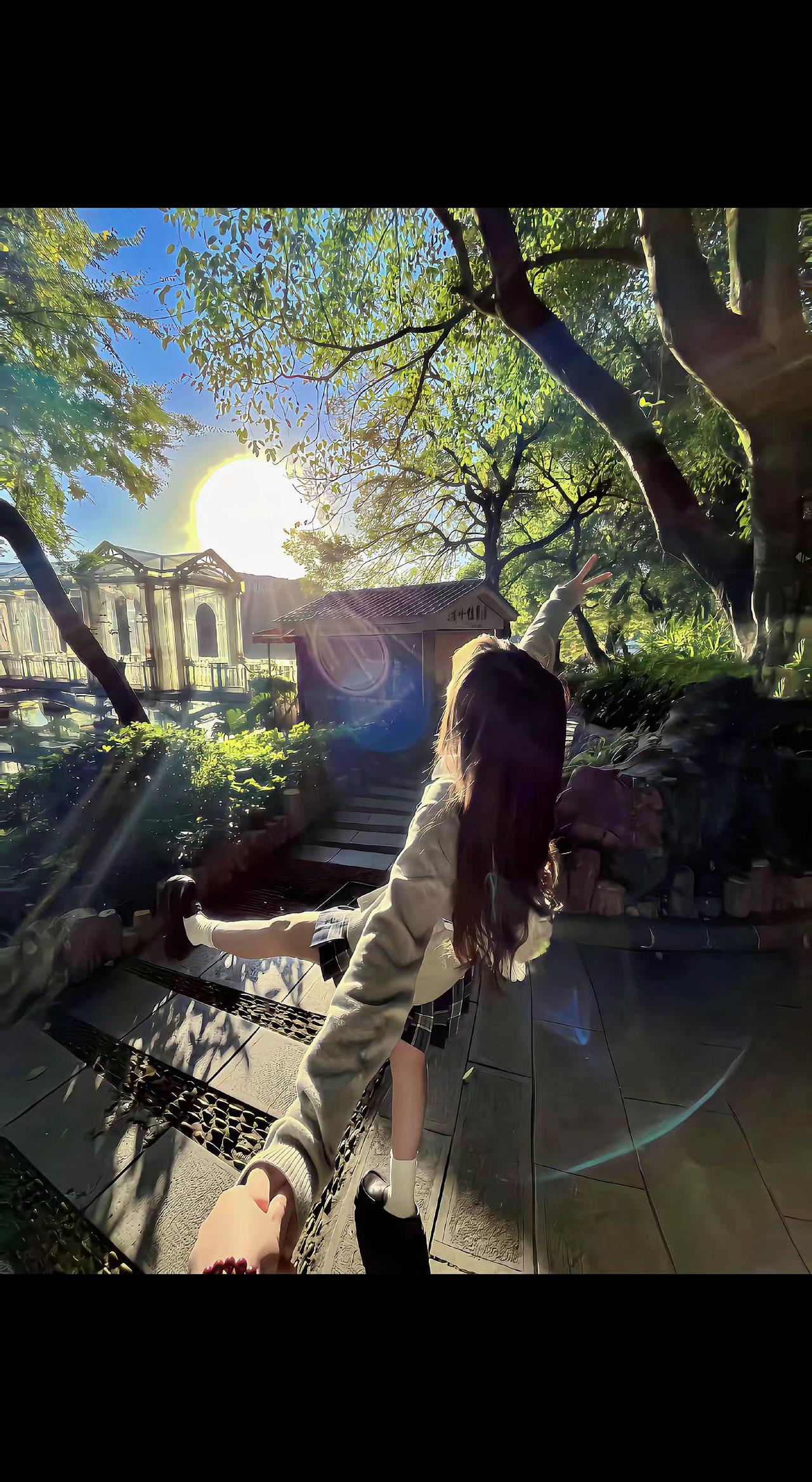 ☀️阳光把影子拉长，像撒了把碎金✨ 牵着风跑上台阶，连呼吸都带着甜～ 此刻，时间