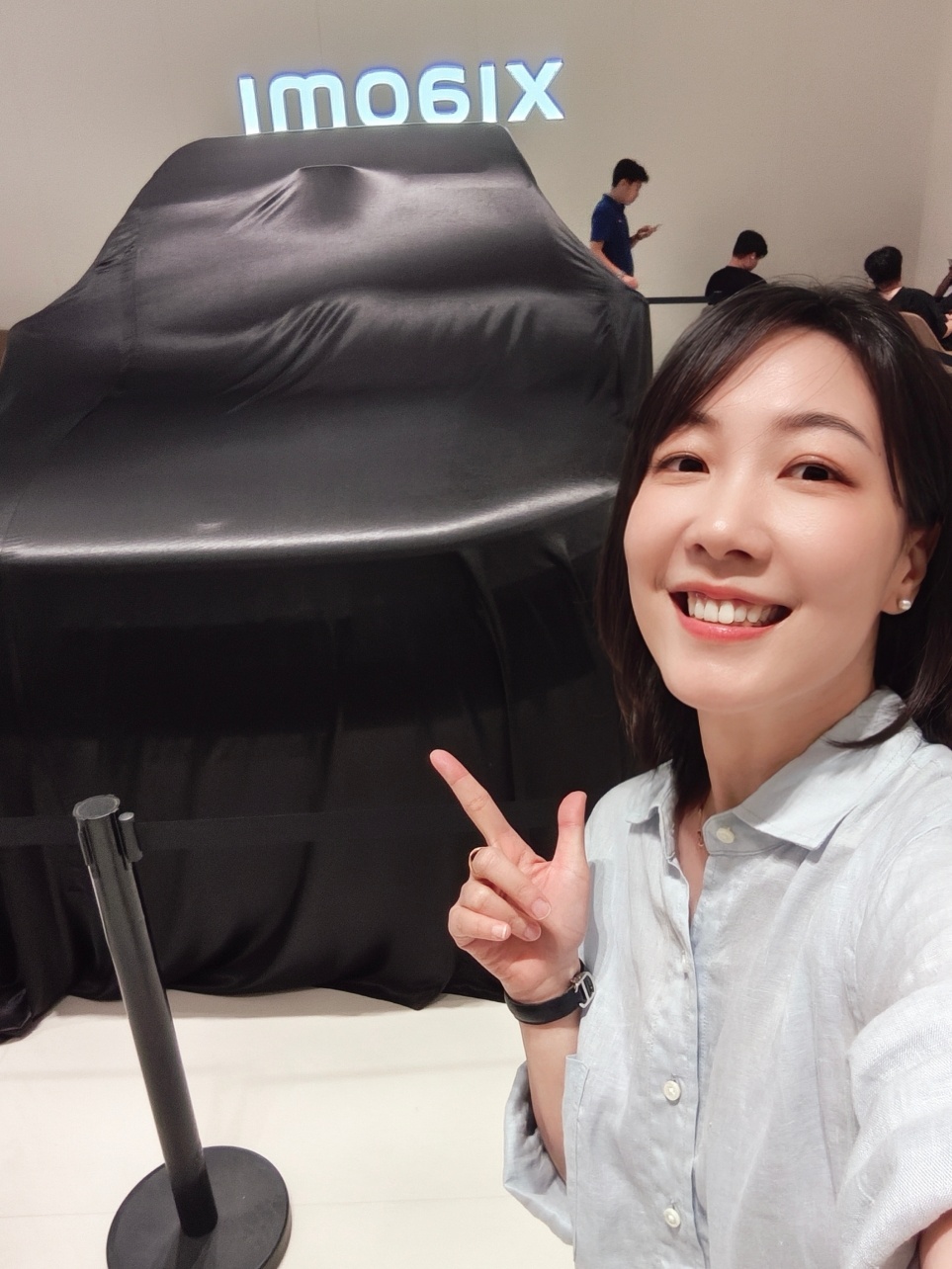 首先，秀一下我的新手机，其次，一会在直播二场等你们哦～[嘻嘻]小米澎程 ​​​