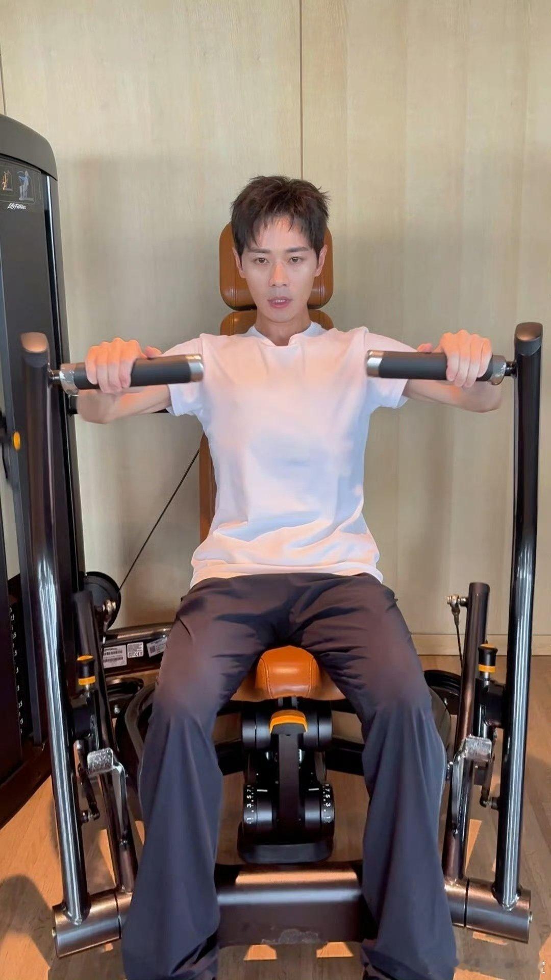 曹骏举铁live图曹骏健身live图曹骏举铁live图，咱就是说这力量感绝了，健