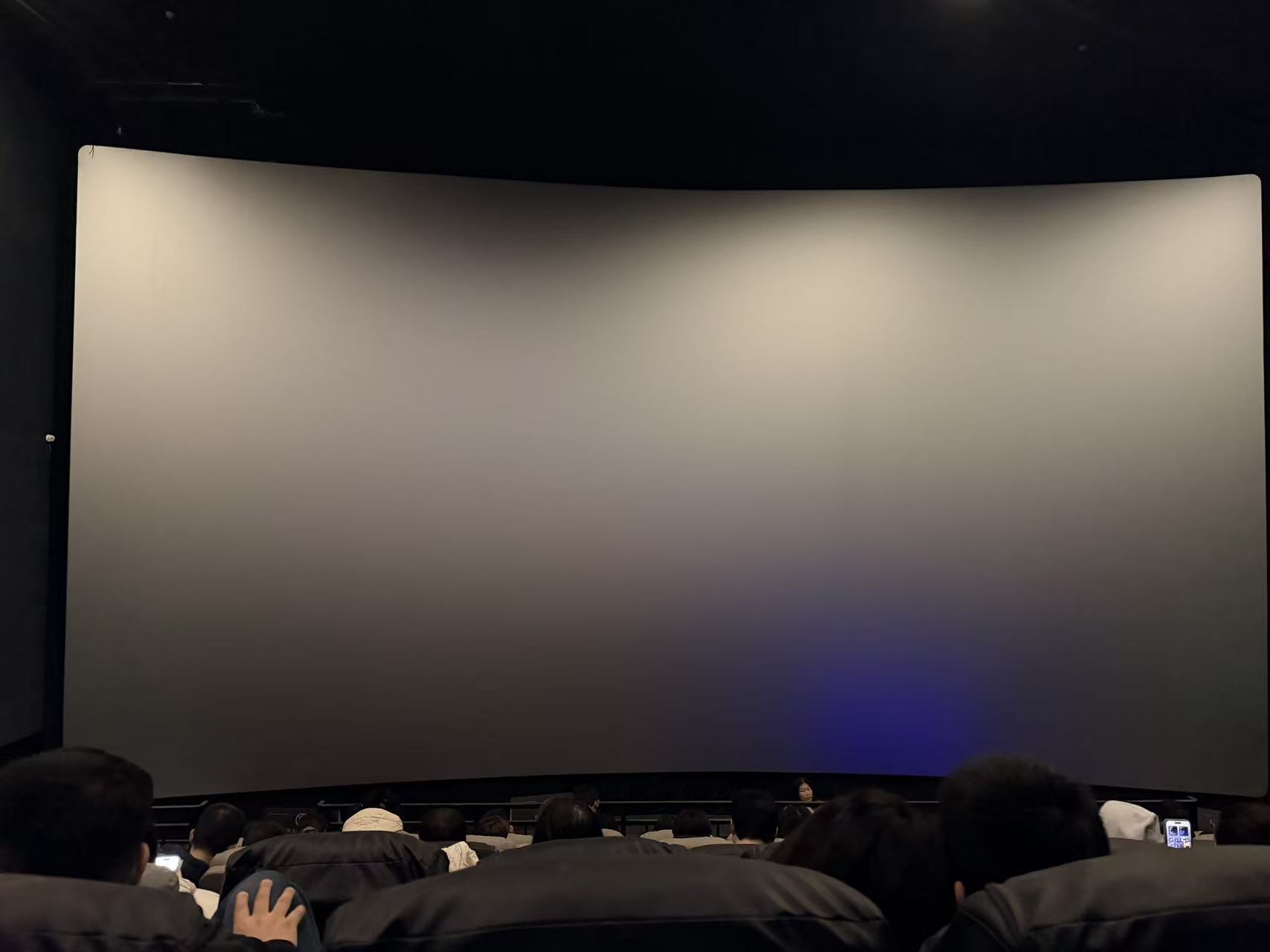 飞驰人生3好看吗好不好看不知道但20:25的电影20:40还没开始是我第一次遇到