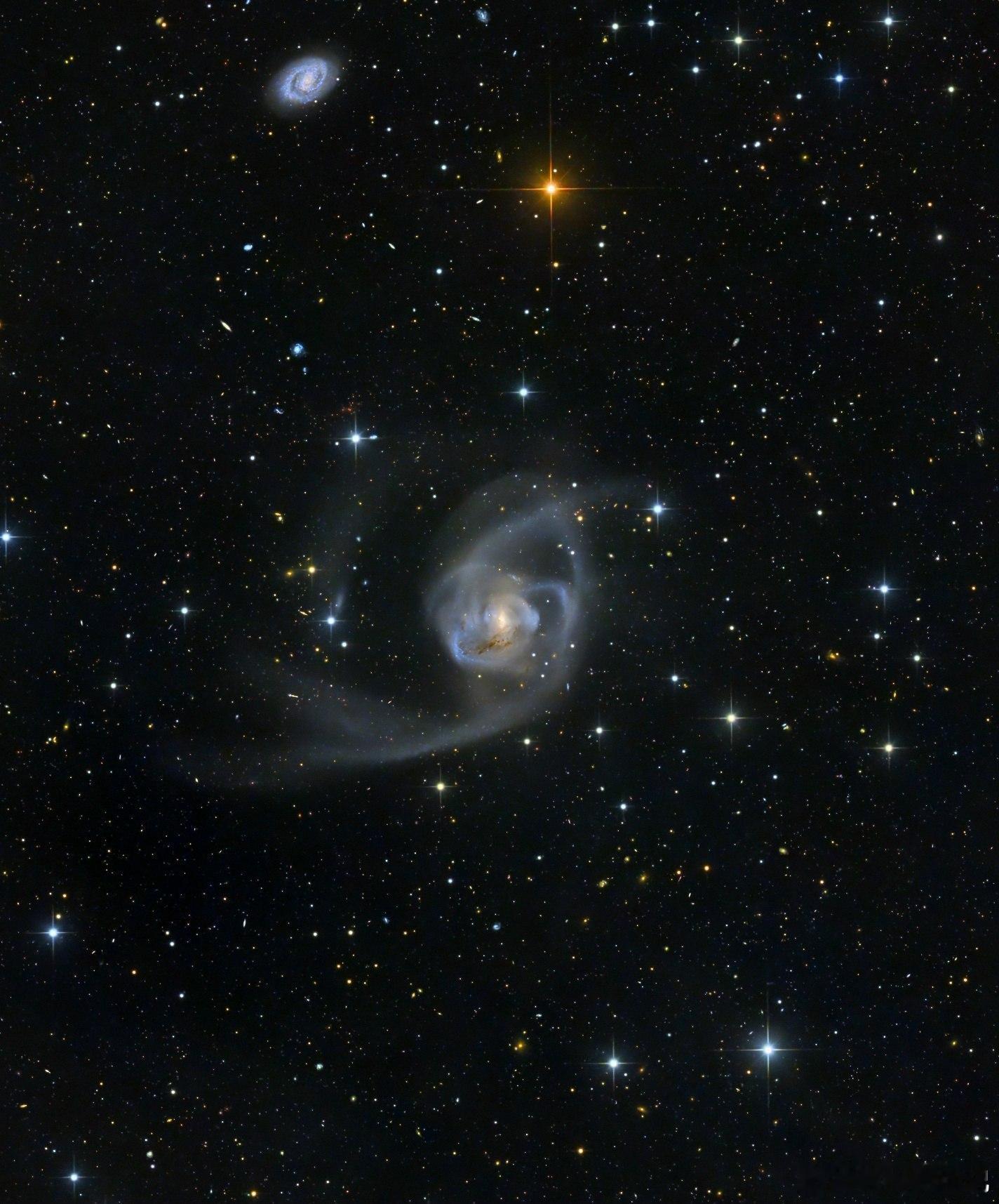 一场十亿年前的宇宙碰撞仍在我们眼前展开。在宝瓶座内，约7500万至8000万光年