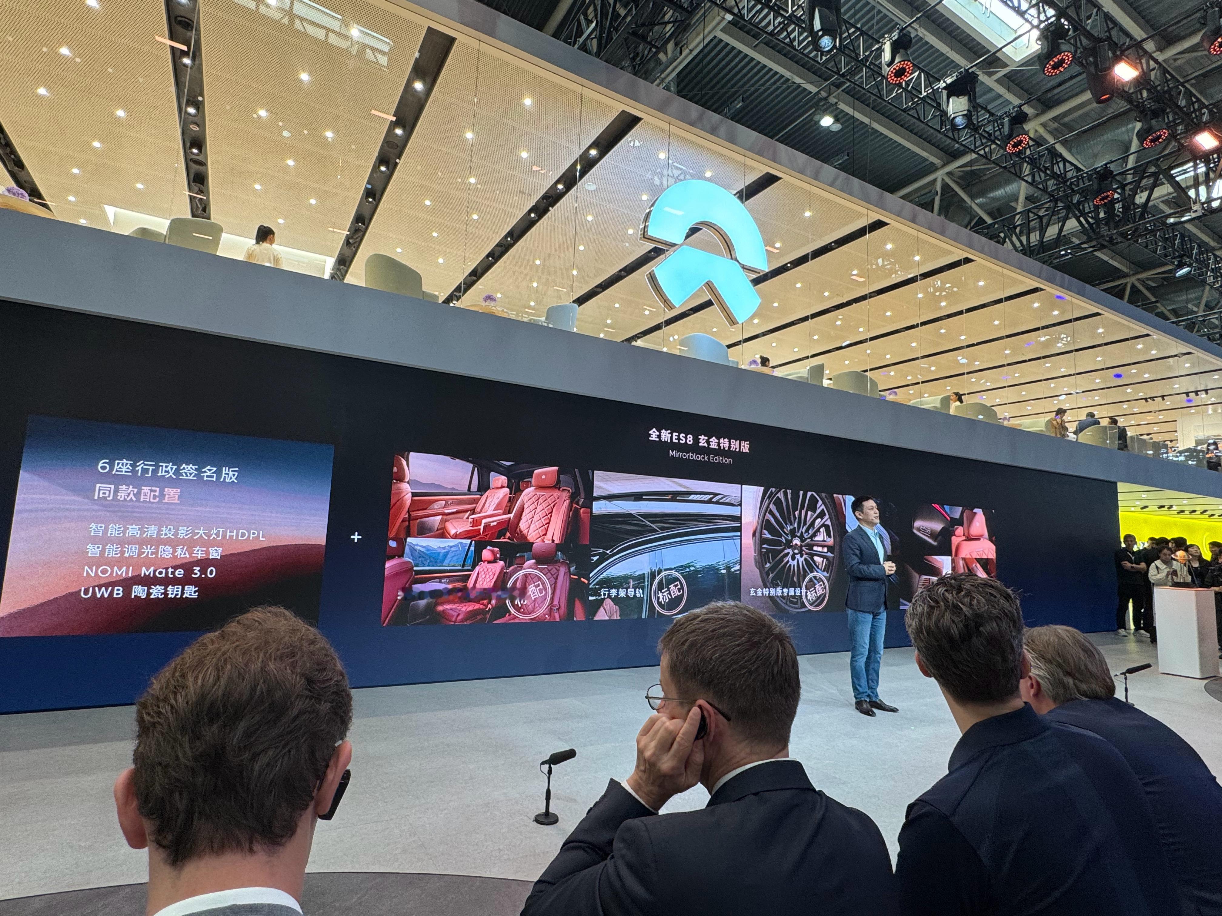 蔚来上了 ES8 玄金特别版。其实就是 ES8 的黑武士版本，车标、轮毂都熏黑处