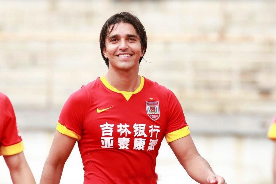 38岁的玻利维亚前锋莫雷洛决定复出，加盟本国老牌俱乐部石油东方队，为冲击2026