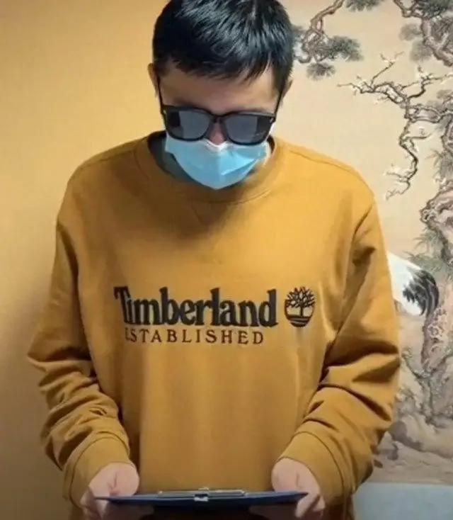 不查不知道，一查才明白：这名身披旭日旗的南京留学生，在莫斯科大学一年的留学开销真