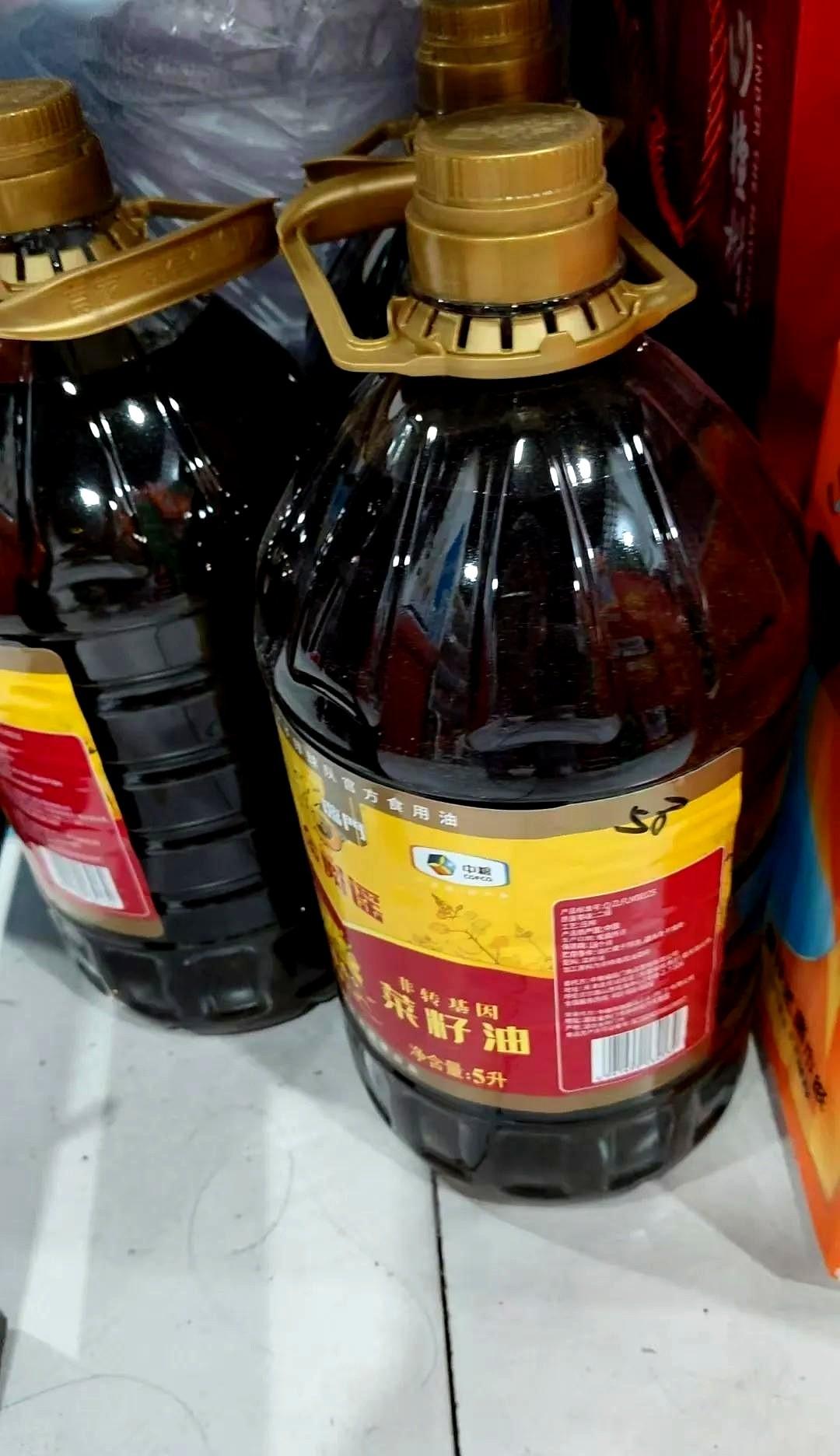 一过节就发愁，单位老发食用油，还一发就四桶，发点米面粮油的有啥用，还得自己领取，