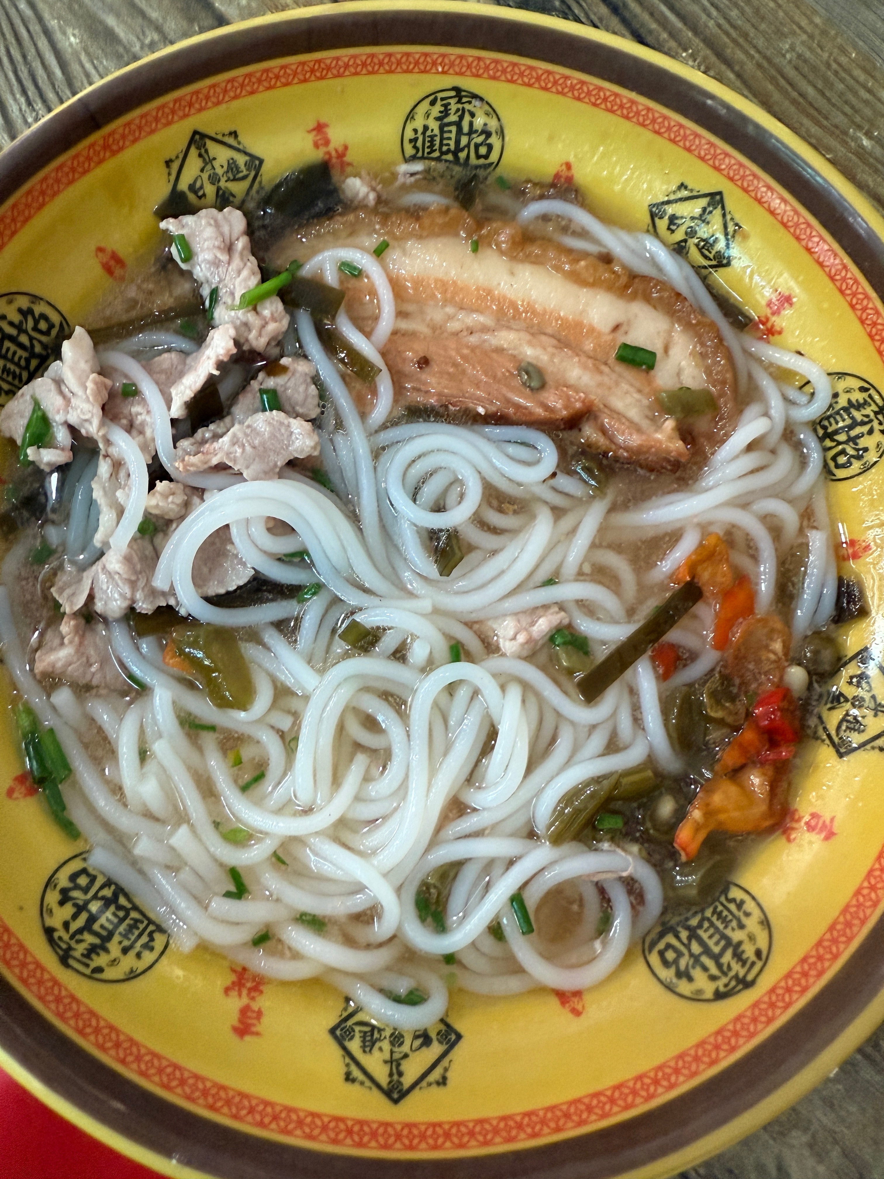 美好的一天，从嗦一碗扣肉粉开始