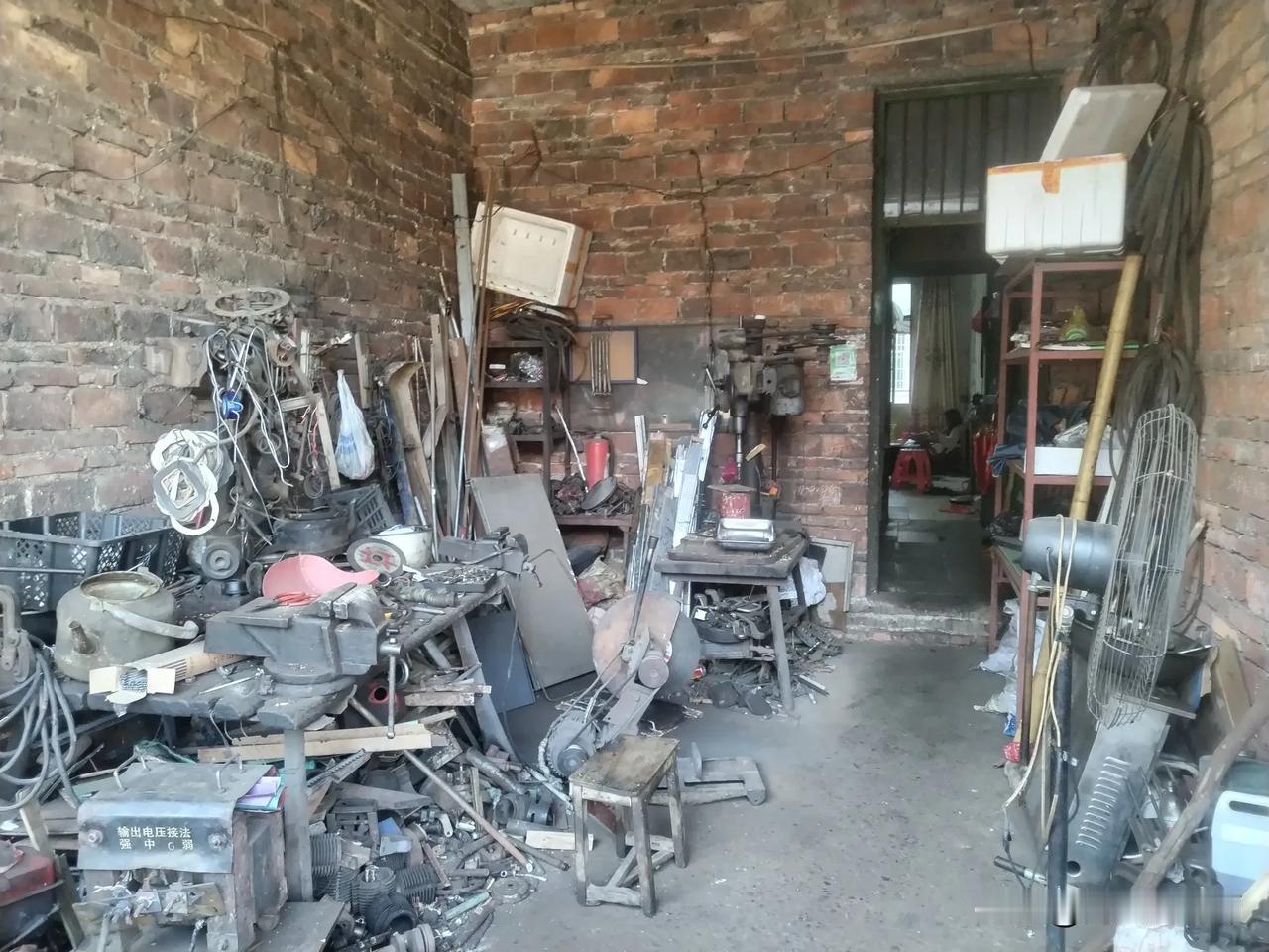 唐师傅曾是人民公社的农机手，那时候全公社仅有一台东方红大型拖拉机。一些小毛病就自