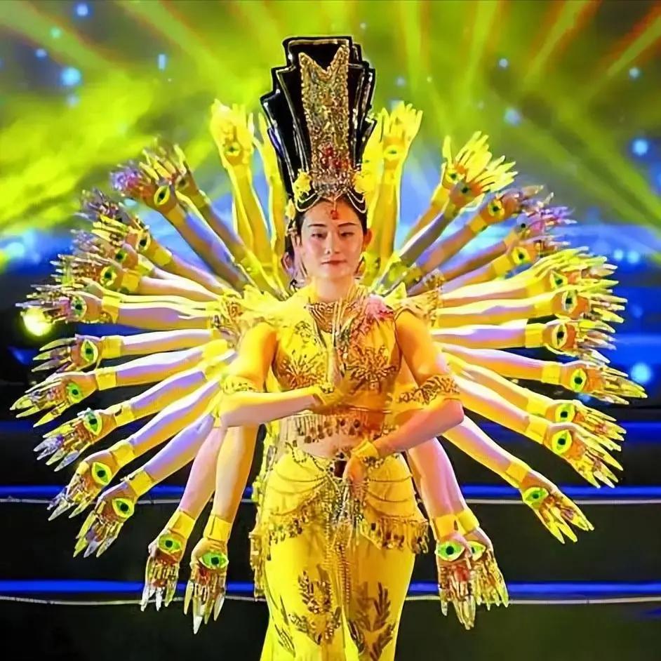 当年千手观音的聋哑人领舞，被富豪执着追求8年，她如今境况如何？
 
1976年邰