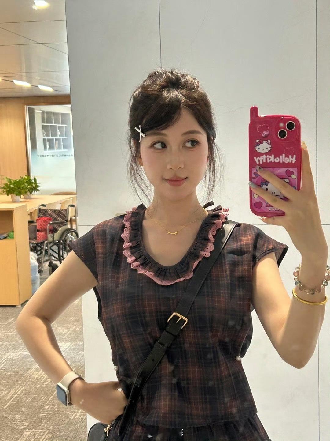 难得刷到一个好看的小姐姐用的是标准版iPhone！ 