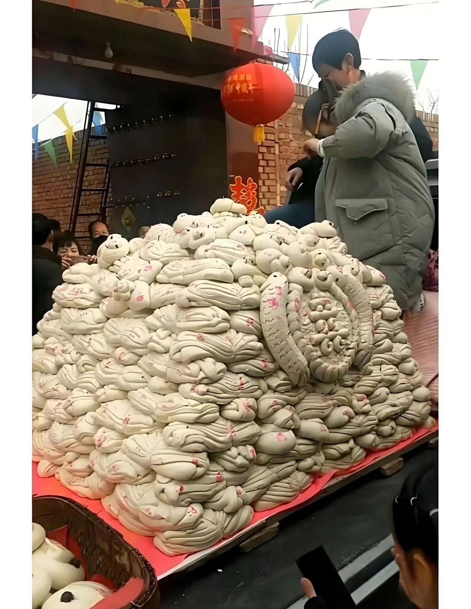 山东结婚，有人送百八十斤馒头。这吃不完难道不怕坏掉吗？