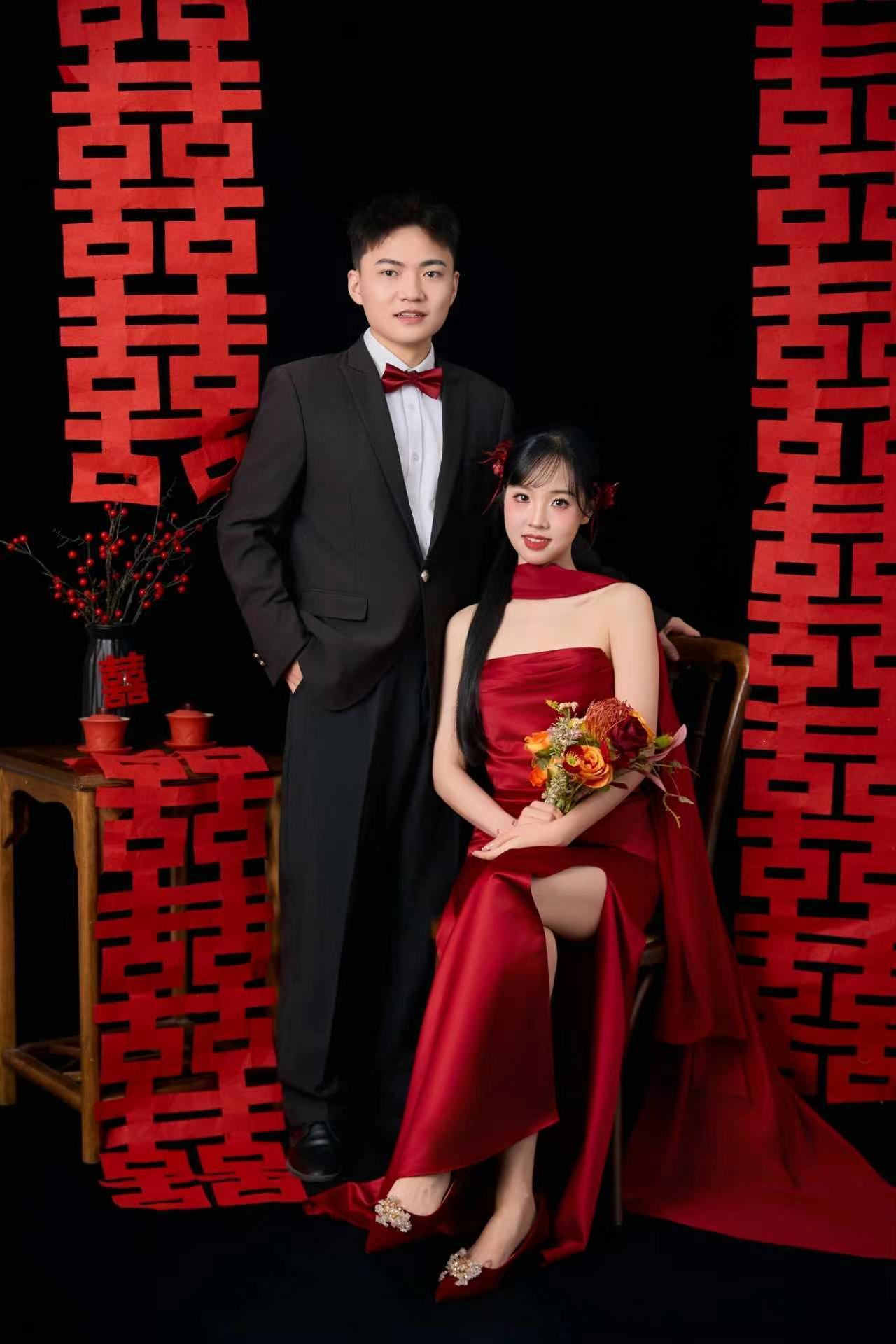 水墨氤氲，琴瑟和鸣——这组新中式情侣写真，把东方的含蓄深情写进了骨子里。🎋💑