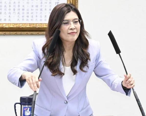 59比0！台湾立法机构通过7800亿特别防务预算案，卢秀燕、韩国瑜成功劝说郑丽文