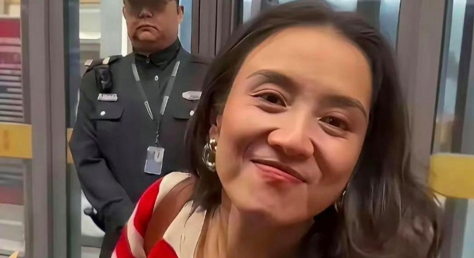 宋佳素颜出境 ，没有妆容修饰，主打一个真实自然的美貌 