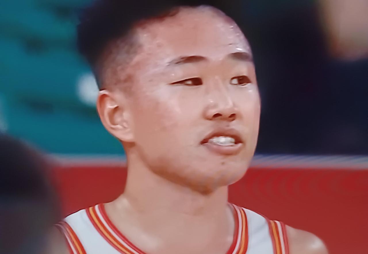 杜峰这一连串动作让人忍不住琢磨，到底是单纯欣赏这些球员的实力，还是背后有更深的打