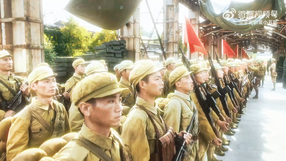 志愿军三部曲群像混剪 杨三弟从不会开武器保险的新兵，长成扛相机的战士；孙醒走出阴