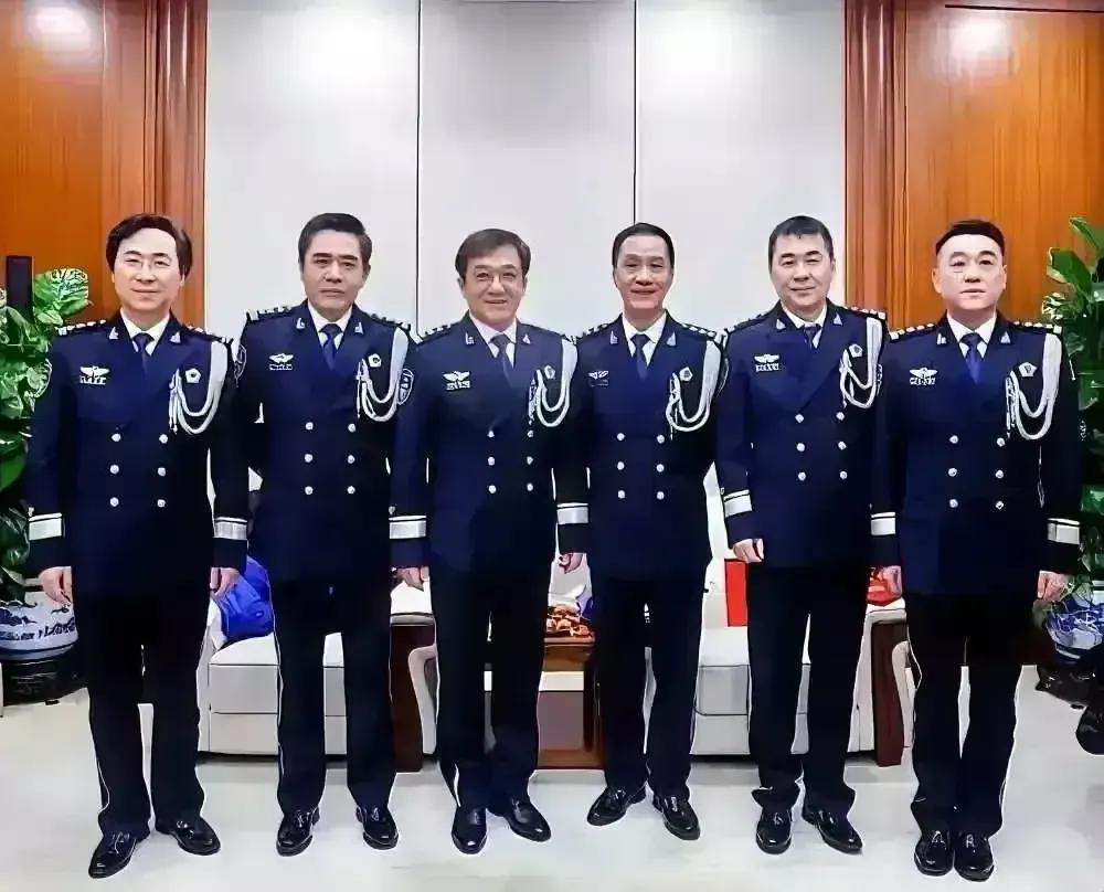 六位都是老演员了，全都认识的你们都是牛人[赞]