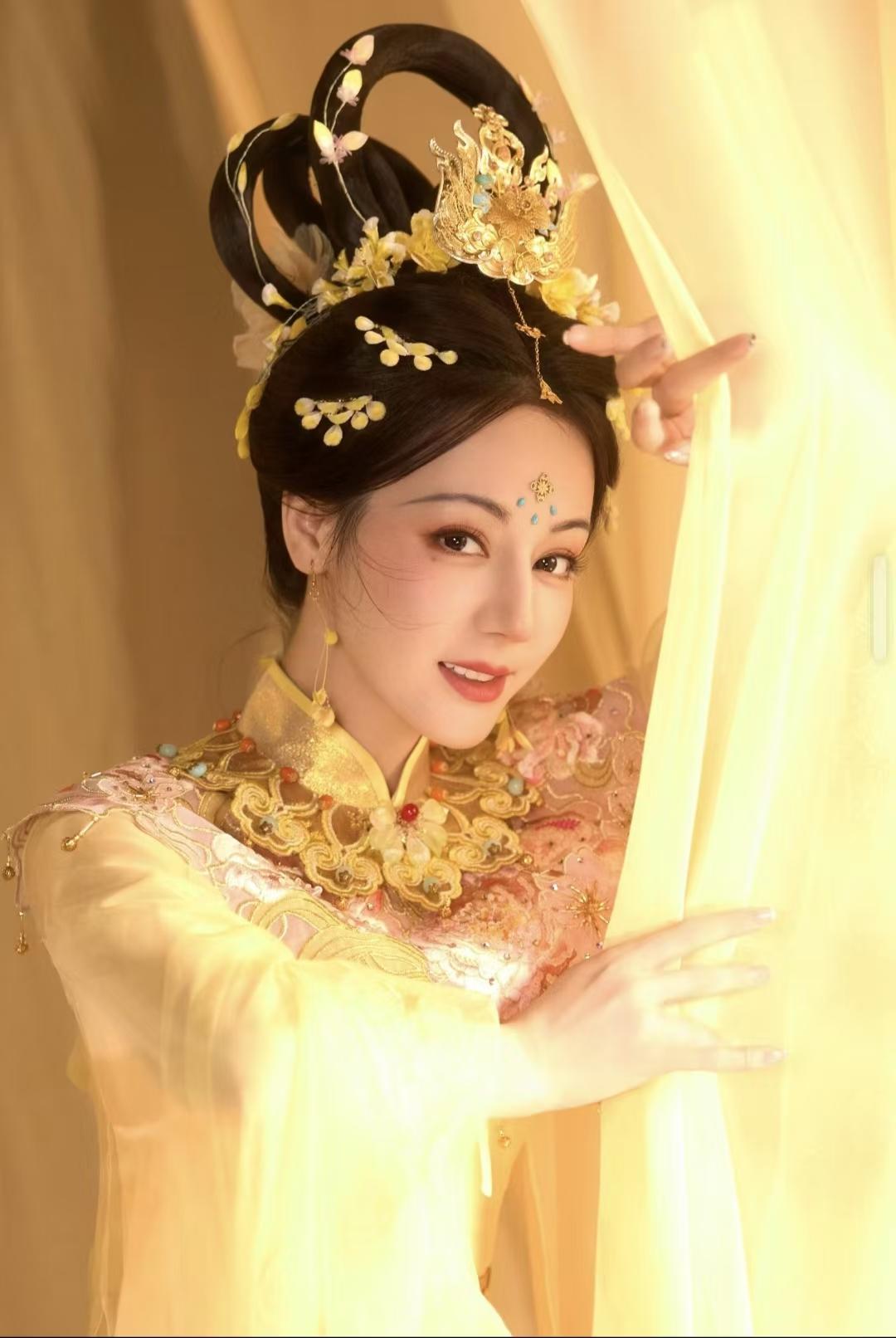 河南卫视简直太厉害了！中秋晚会的《天女散花》惊艳全场，这才称得上是文化自信
 
