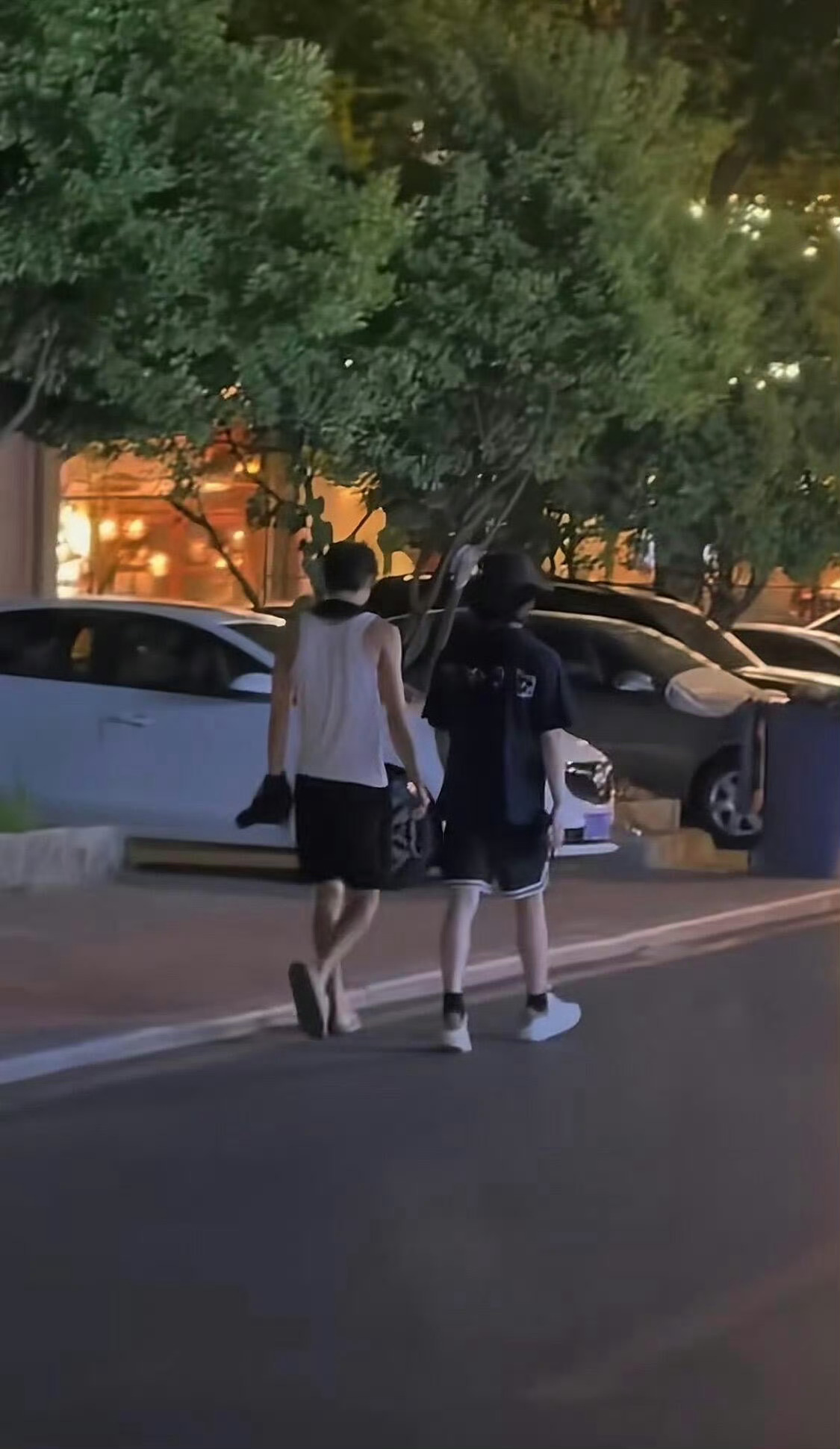 宋威龙回家的松弛感宋威龙好松弛回家之后氛围感都变柔和，街头闲逛悠闲自在，简单舒服
