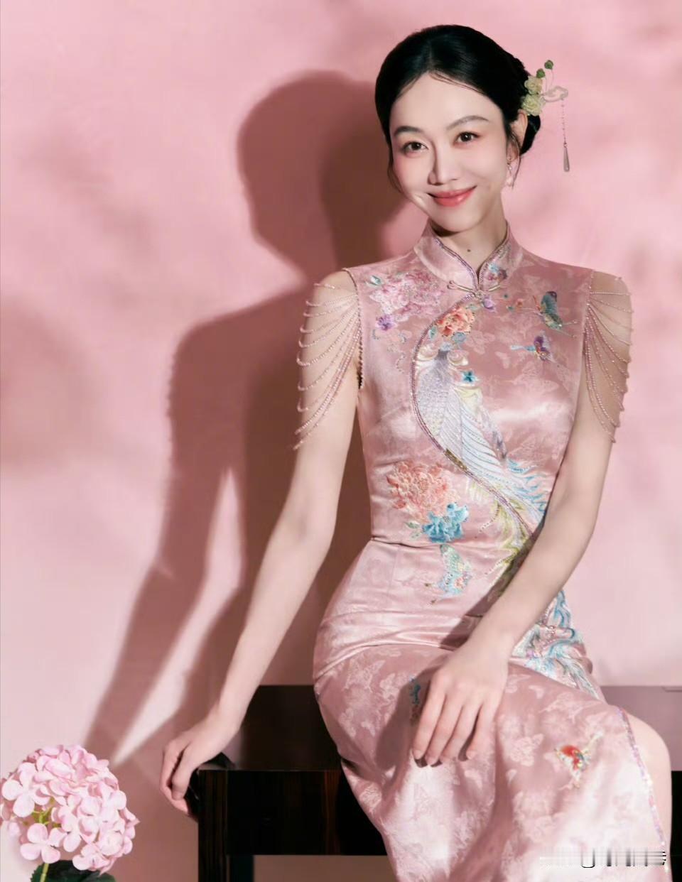 姜妍的笑起来的酒窝好美，就像二八年华的青春少女一样清纯阳光！你看过这位美女演员的